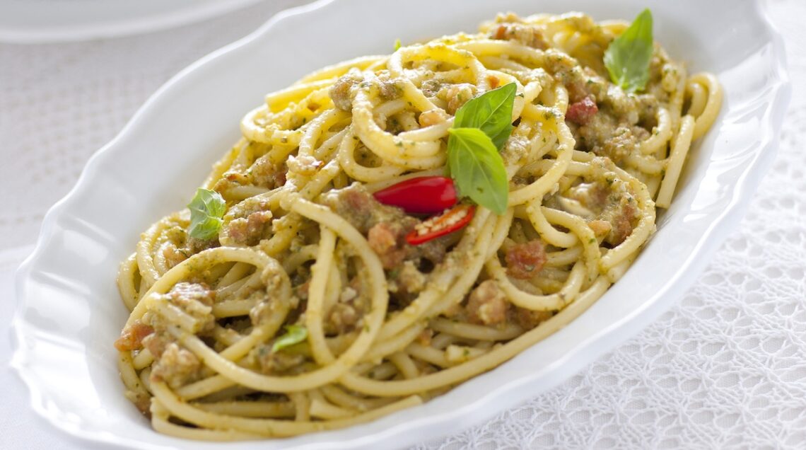 Bucatini con pesto alla trapanese
