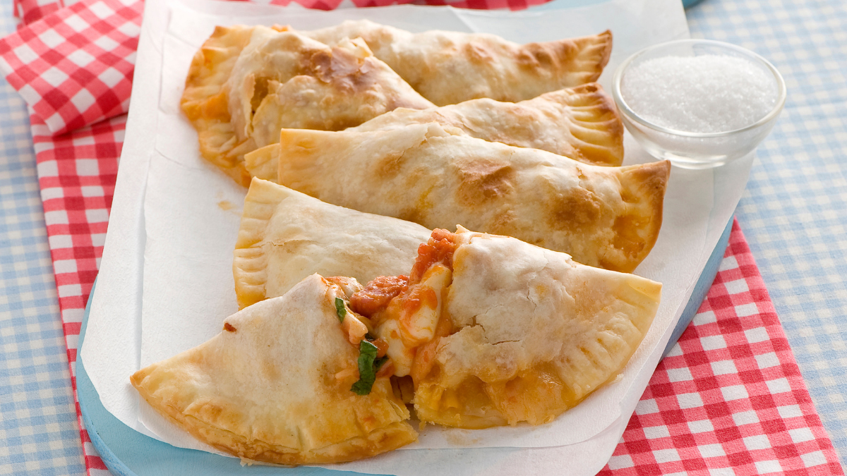Calzoncini di pasta sfoglia con salsiccia e pomodoro