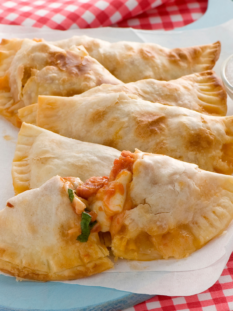 Calzoncini di pasta sfoglia con salsiccia e pomodoro
