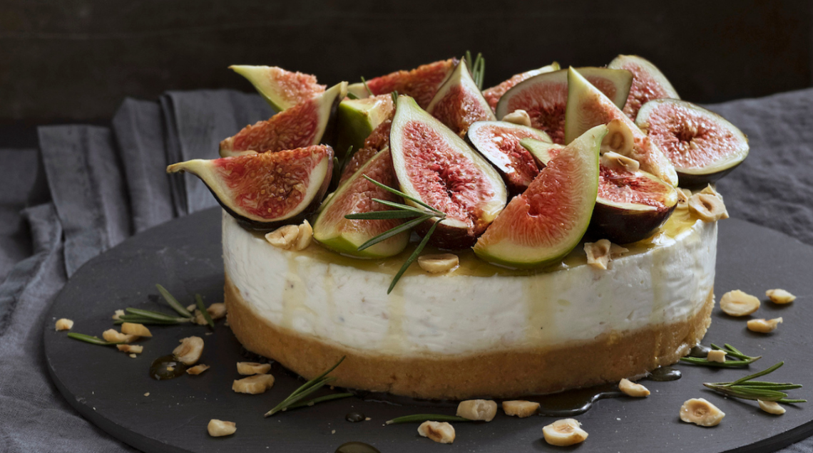 Cheesecake salata con fichi, formaggio di capra e nocciole, miele e rosmarino