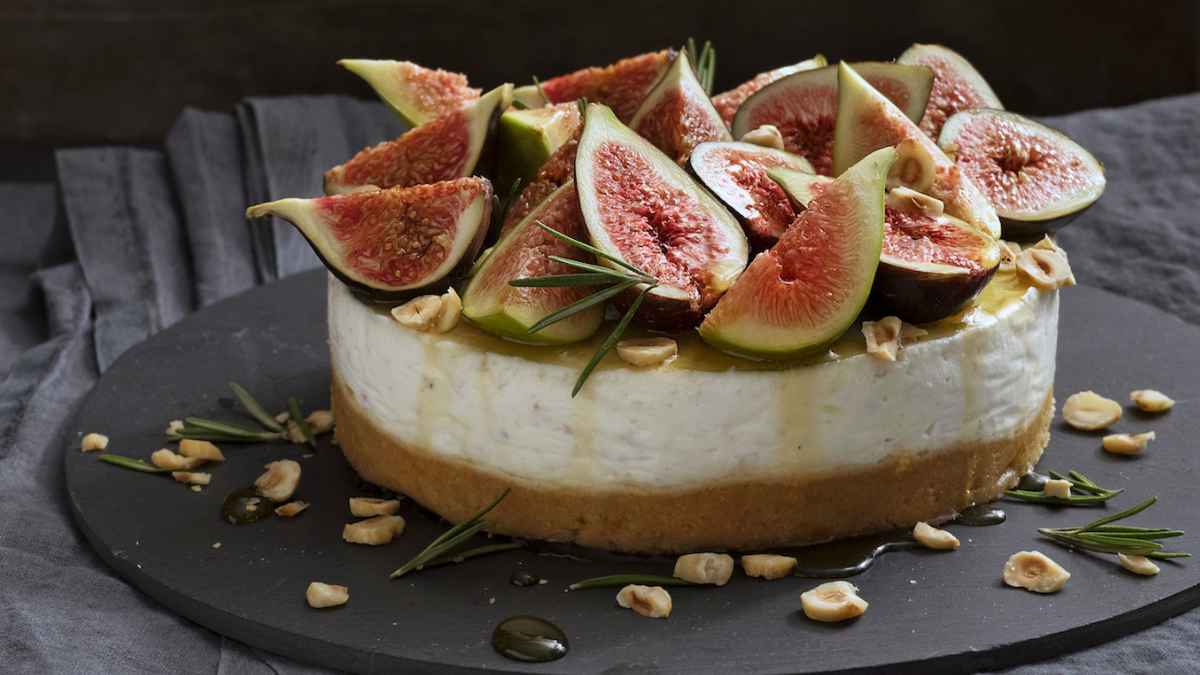 Cheesecake salata con fichi, formaggio di capra e nocciole
