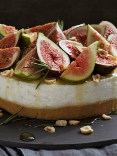 Cheesecake salata con fichi, formaggio di capra e nocciole, miele e rosmarino