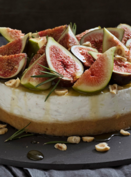 Cheesecake salata con fichi, formaggio di capra e nocciole, miele e rosmarino