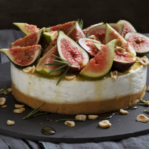 Cheesecake salata con fichi, formaggio di capra e nocciole, miele e rosmarino