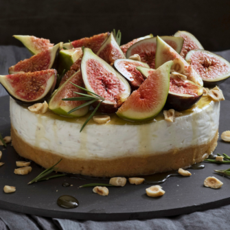 Cheesecake salata con fichi, formaggio di capra e nocciole, miele e rosmarino