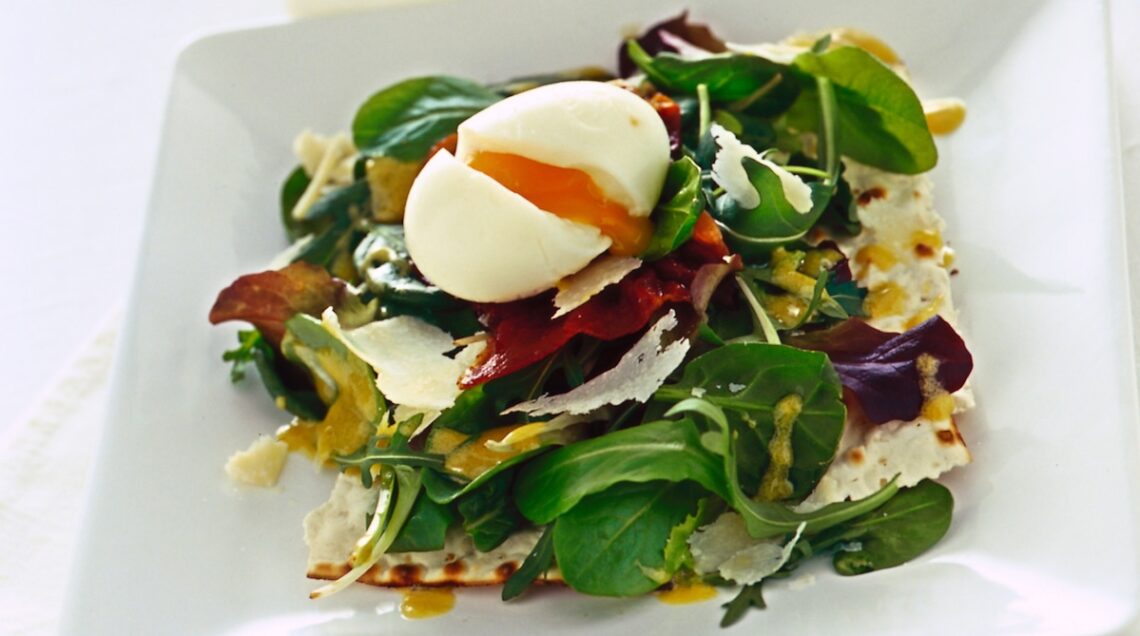 Croccantina con misticanza, uovo barzotto e prosciutto