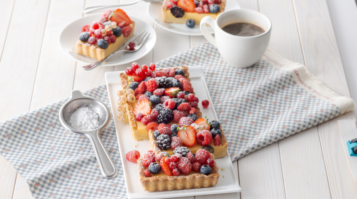 Crostata estiva ai frutti di bosco con cuore di budino