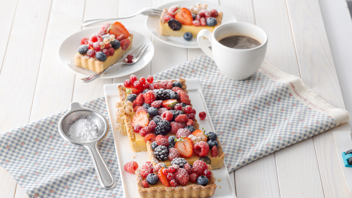 Crostata estiva ai frutti di bosco con cuore di budino