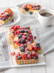 Crostata estiva ai frutti di bosco con cuore di budino