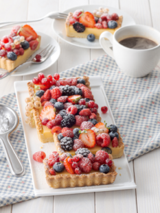 Crostata estiva ai frutti di bosco con cuore di budino