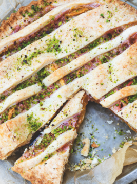 Crostata rustica alle pesche e pistacchi freschi