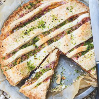 Crostata rustica alle pesche e pistacchi freschi