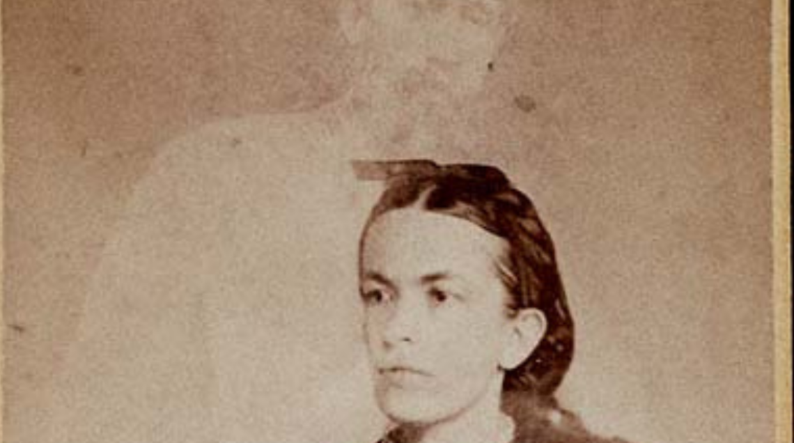 Bufala del 1868. Fotografia del tempo con doppia esposizione: una donna &egrave; seduta in primo piano e dietro di lei si vede il profilo trasparente di un uomo, come un fantasma