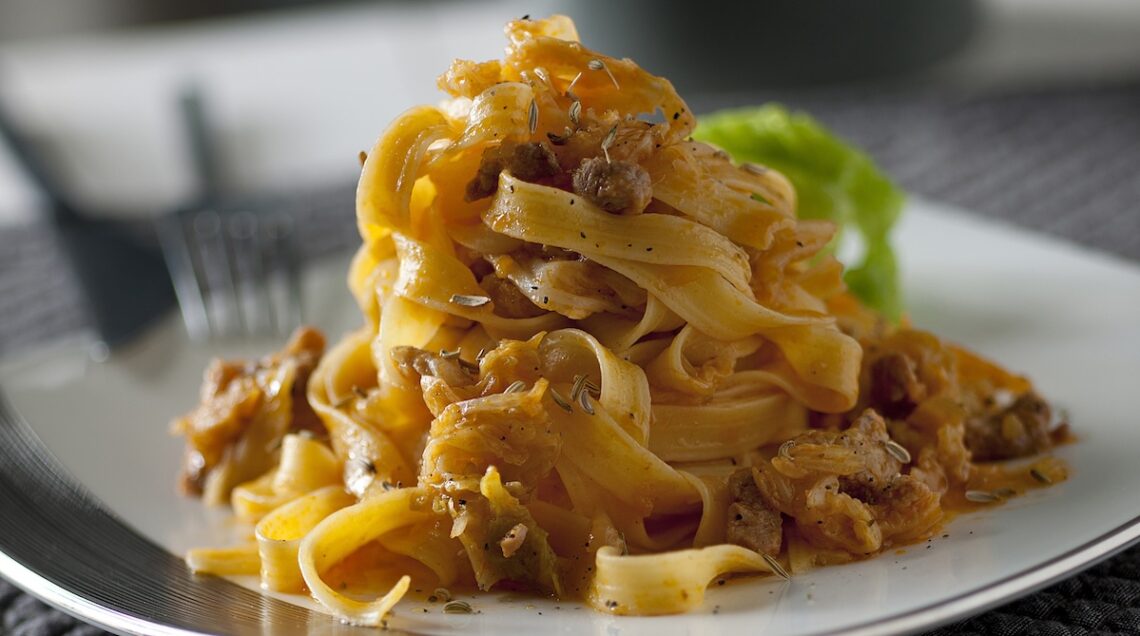 Fettuccine di mais al ragù di brasato e verze