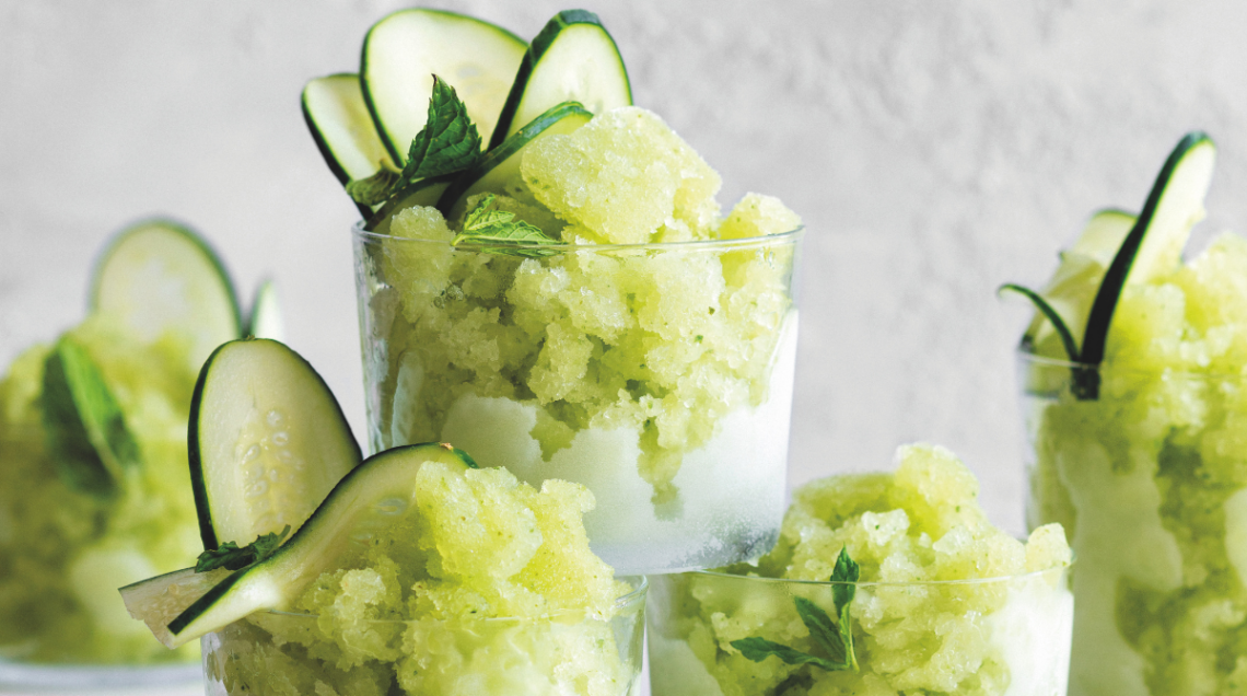 coppe di vetro contenenti granita di cetrioli alla menta su sfondo neutro