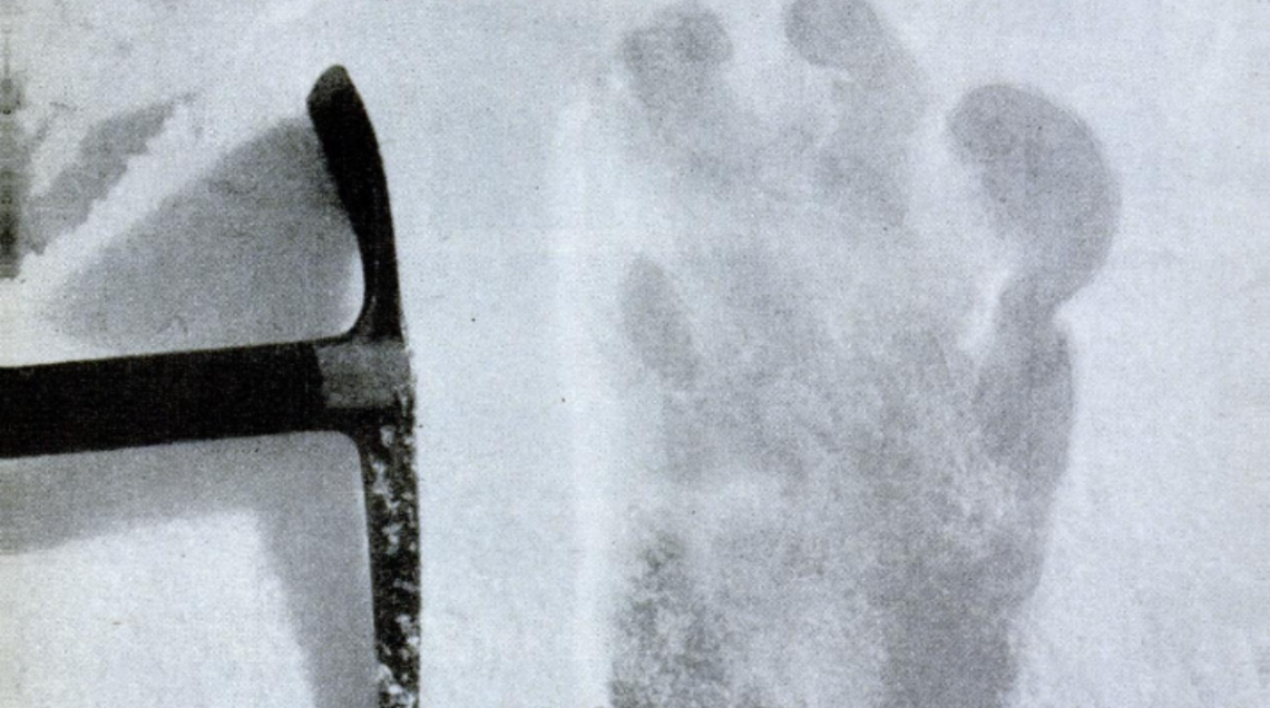 Bufala del 1951 Una foto di un'impronta umanoide nella neve che dovrebbe essere lo yeti, con un piccone messo vicino per sottolinearne la grandezza