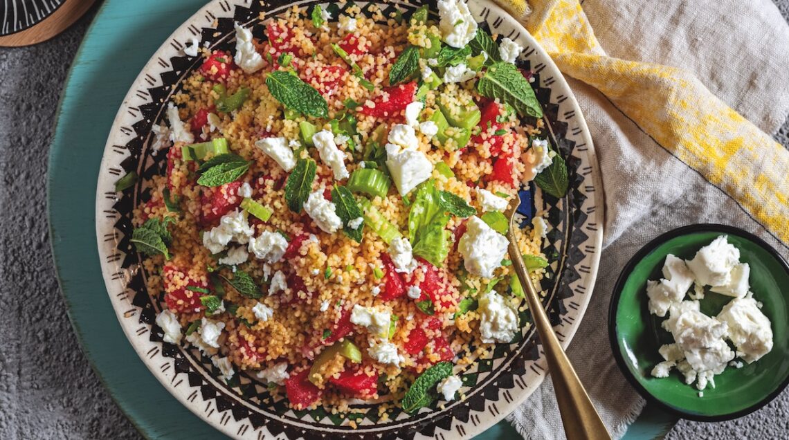 Insalata di cous cous con anguria, sedano e feta all'interno di una ciotola estiva