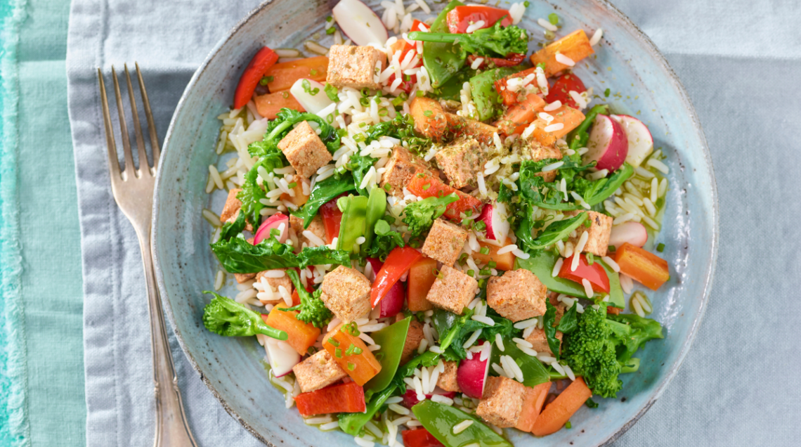 Insalata di riso con tofu rosso e verdure