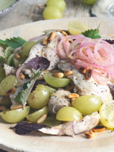 Insalata tiepida di coniglio con uva bianca e pinoli tostate