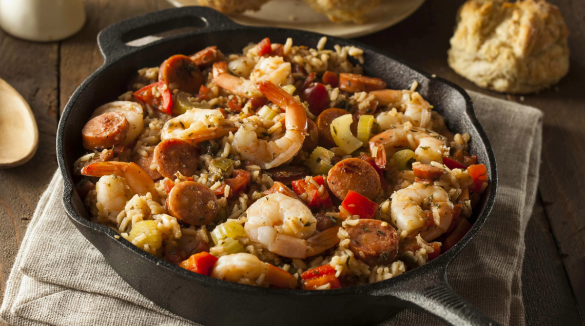 Jambalaya all'interno di un tegame nero