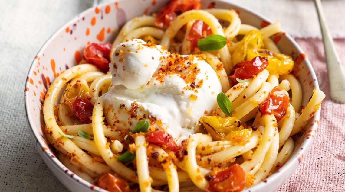 Maccheroni al ferretto con pomodorini confit, burrata e briciole