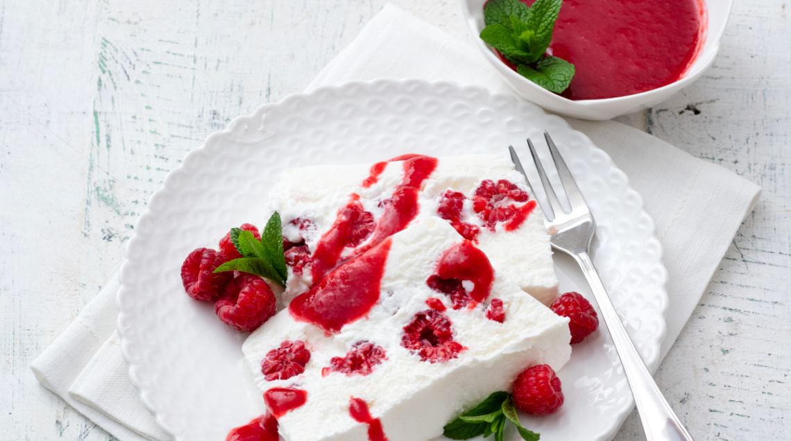 Mattonella fredda allo yogurt con salsa ai lamponi