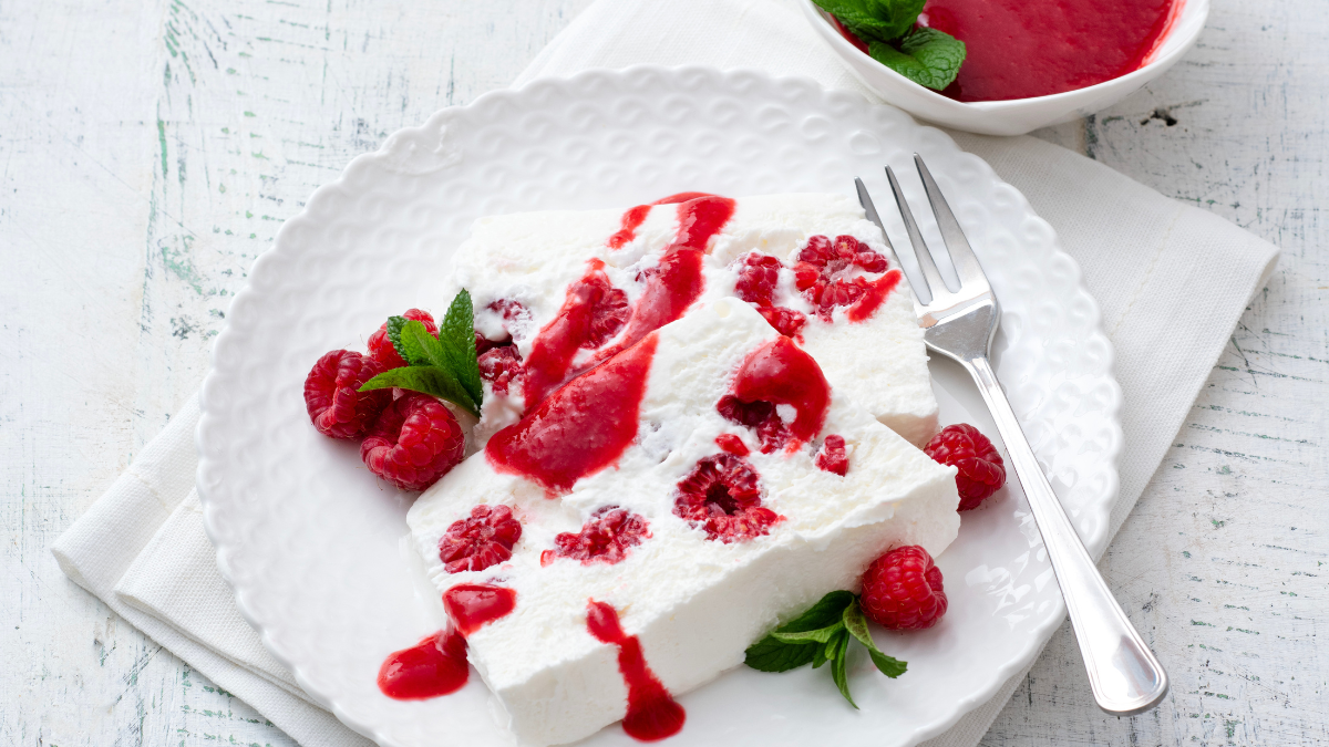 Mattonella fredda allo yogurt con salsa ai lamponi