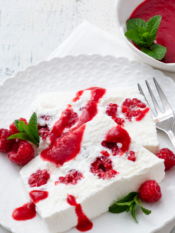Mattonella fredda allo yogurt con salsa ai lamponi