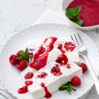 Mattonella fredda allo yogurt con salsa ai lamponi
