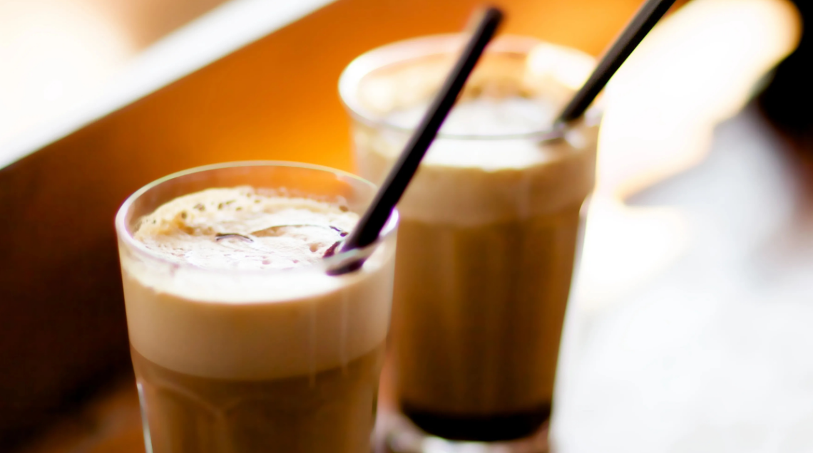 Due bicchieri trasparenti di mocaccino con cannuccia nera