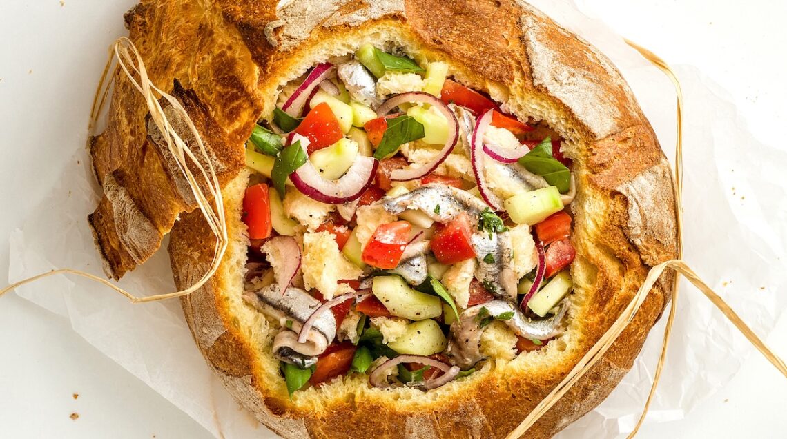 Pagnotta con panzanella alle acciughe marinate