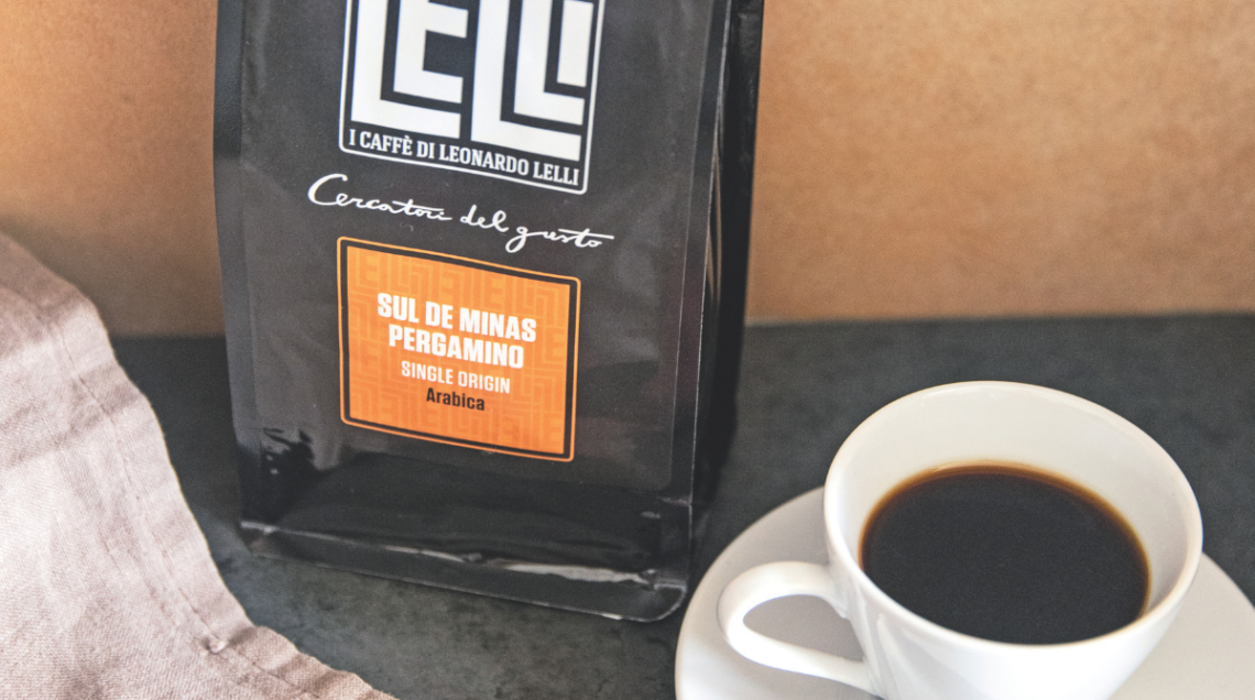 Mono origine brasiliano, il Sul de Minas Pergamino selezionato e torrefatto dall'azienda Lelli di Bologna in una confezione sigillata nera con affianco una tazzina di caffè bianca