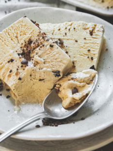 Due fette di panera su un piatto bianco