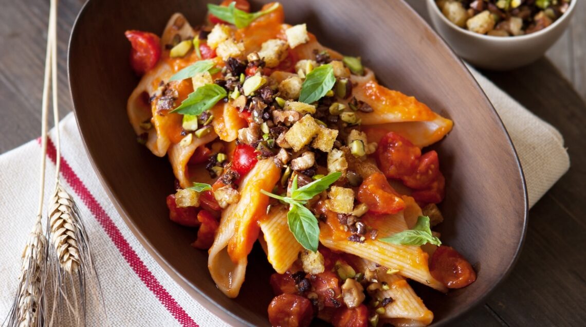 Pasta senatore Cappelli con croccante di pane e e frutta secca