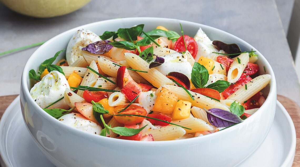 Penne con pesche, pomodori e mozzarella