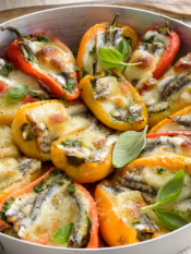 Peperoncini al forno filanti con scamorza e timo