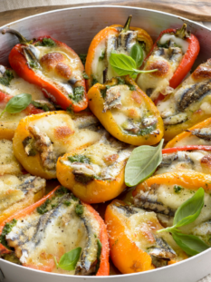Peperoncini al forno filanti con scamorza e timo
