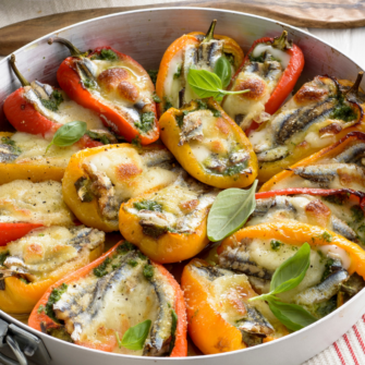 Peperoncini al forno filanti con scamorza e timo