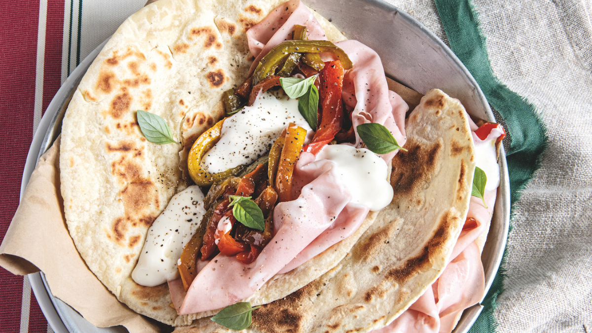 Piadina con mortadella, squacquerone e peperoni agrodolci