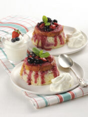 Pudding estivo ai frutti di bosco senza cottura