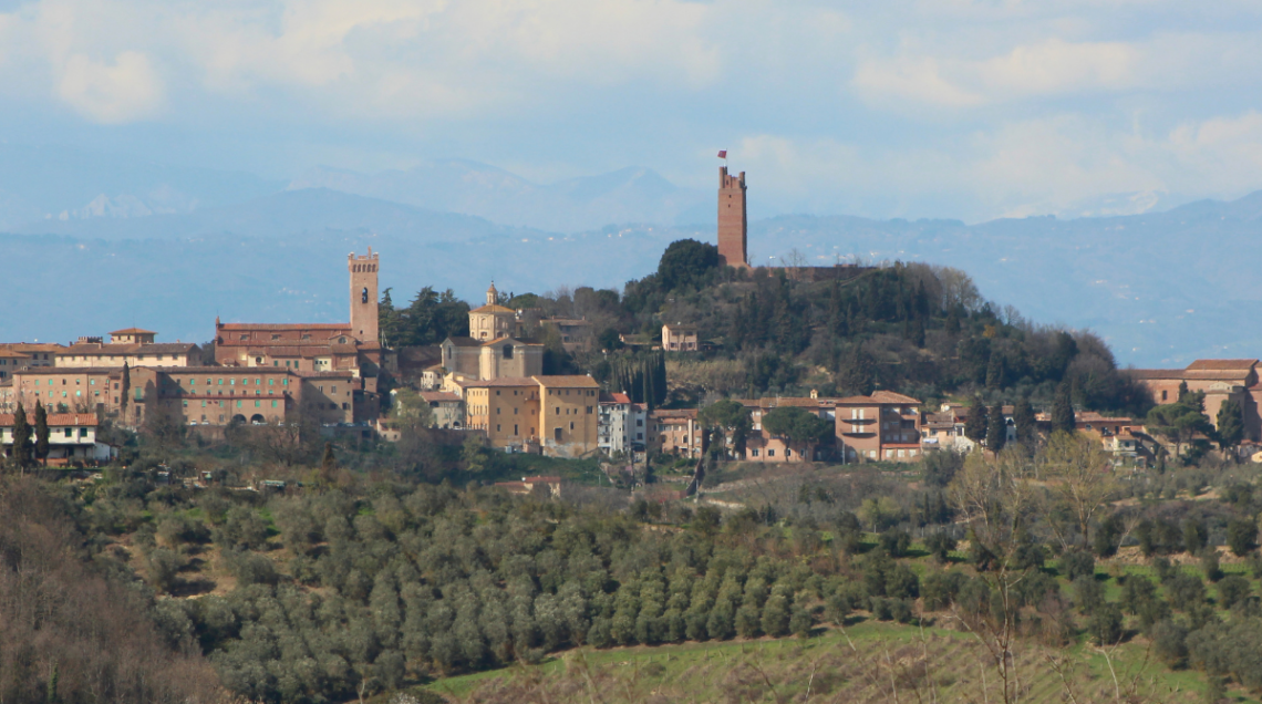 Veduta di San Miniato al Monte, Toscana: vista del borgo e torre in lontanaza, sulla cima della collina