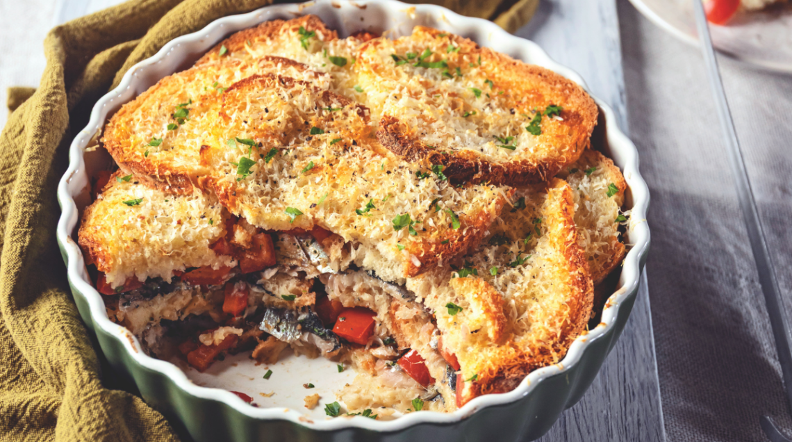 Sarde al forno in tortiera con pane e pecorino