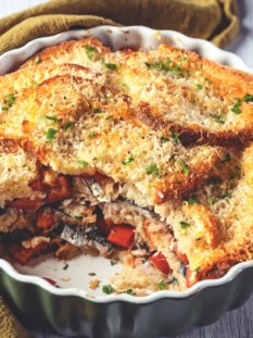 Sarde al forno in tortiera con pane e pecorino