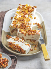 Semifreddo alla ricotta con croccante di arachidi