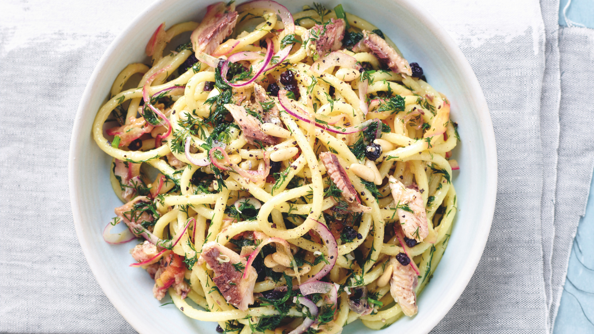 Spaghetti estivi alla siciliana con sardine e limone