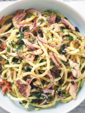 Spaghetti estivi alla siciliana con sardine e limone