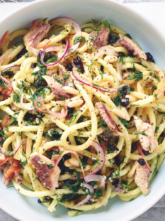 Spaghetti estivi alla siciliana con sardine e limone