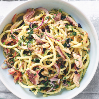 Spaghetti estivi alla siciliana con sardine e limone
