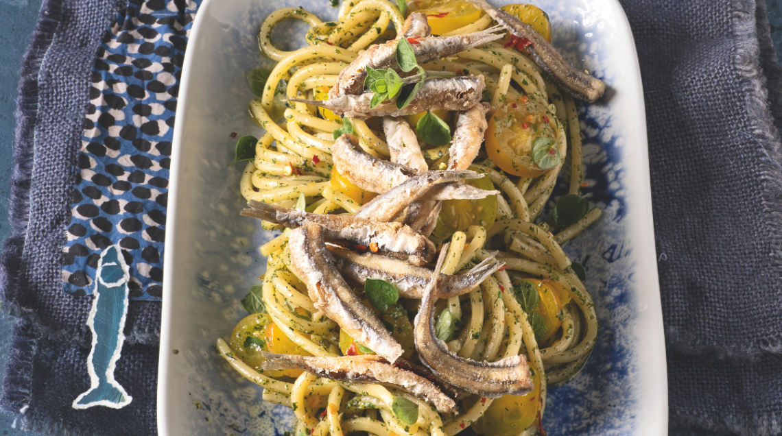 Spaghetti in verde con frittura di acciughe