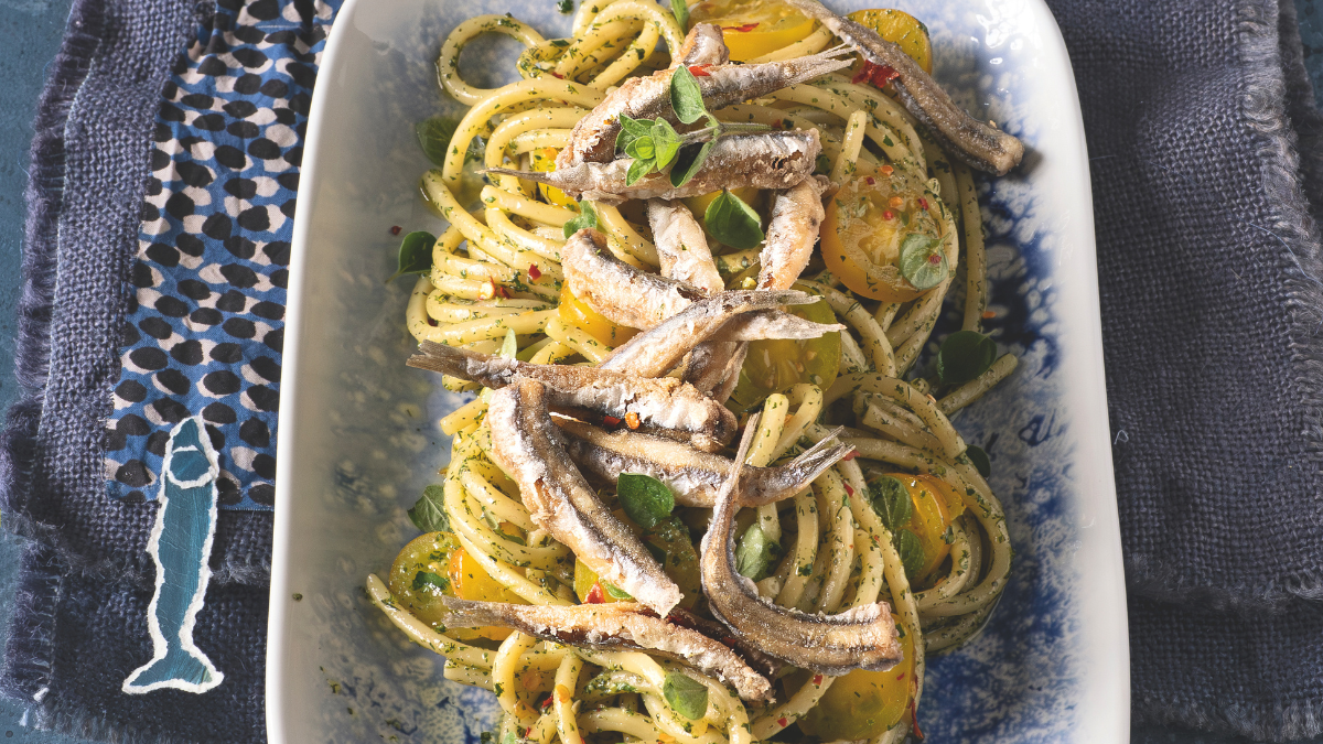 Spaghetti in verde con frittura di acciughe